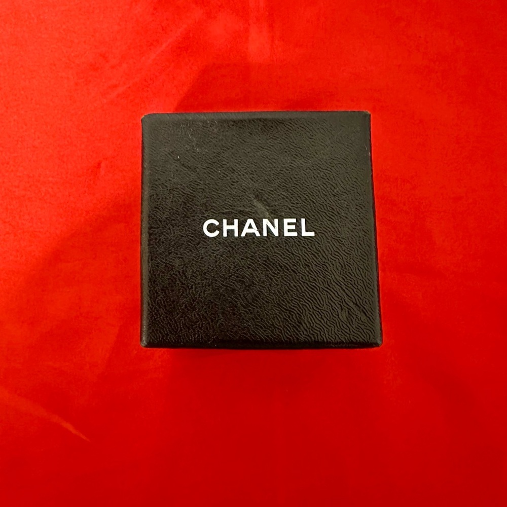 Chanel 💯 Authentic Black and White Textured Earring Box.